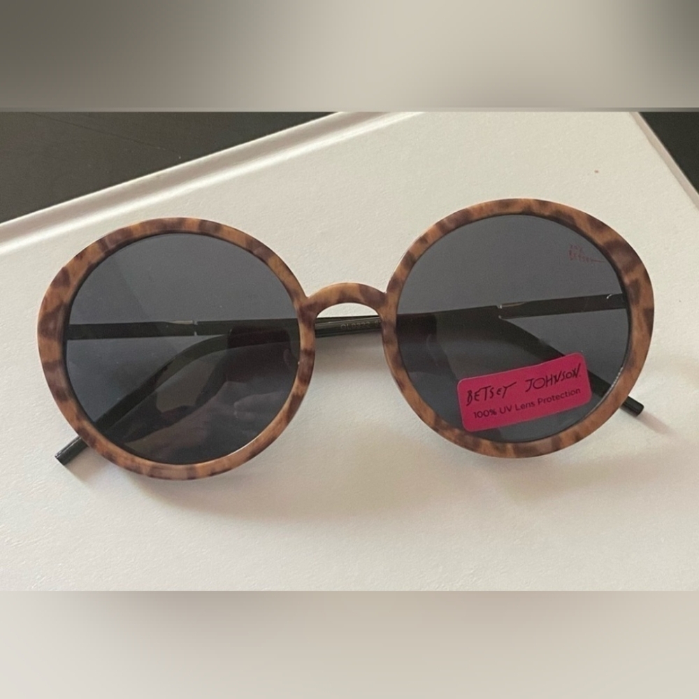 NWT-BETSY JOHNSON ROUND SUNGLASSES